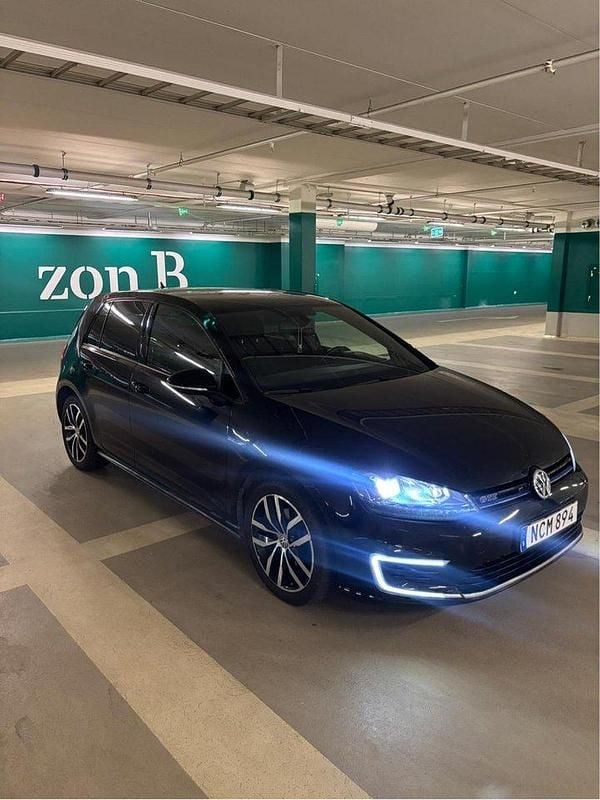 Svart Begagnad 2016 VW Golf VII GTE Halvkombi | 149 900 kr (Bra pris) - Bild 1/4