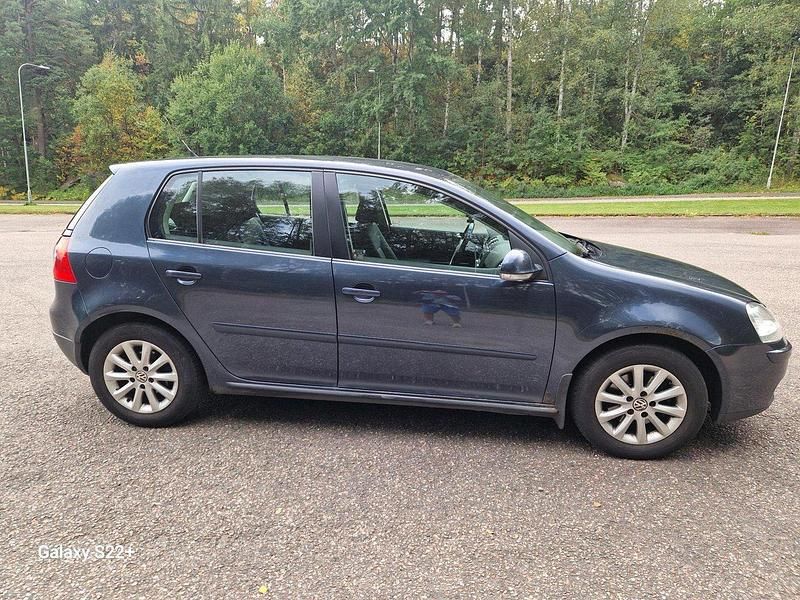 Blå Begagnad 2008 VW Golf VI Trendline Halvkombi | 25 000 kr (Bra pris) - Bild 1/4