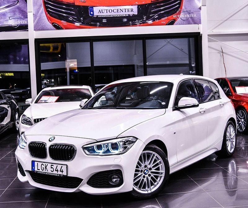 Vit Begagnad 2018 BMW 120 M Sport Halvkombi | 199 900 kr (Lite dyr) - Bild 1/4