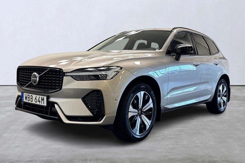 Ljusgrå (grå) Begagnad 2024 Volvo XC60 Plus SUV | 525 000 kr (Marknadspris) - Bild 1/4