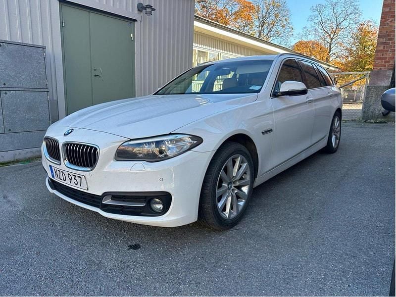 Vit Begagnad 2016 BMW 520 Kombi | 194 900 kr (Lite dyr) - Bild 1/4