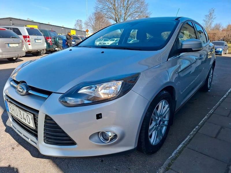 Begagnad Ford Focus Titanium 101 HK (74 kW) 2014 Grå Halvkombi