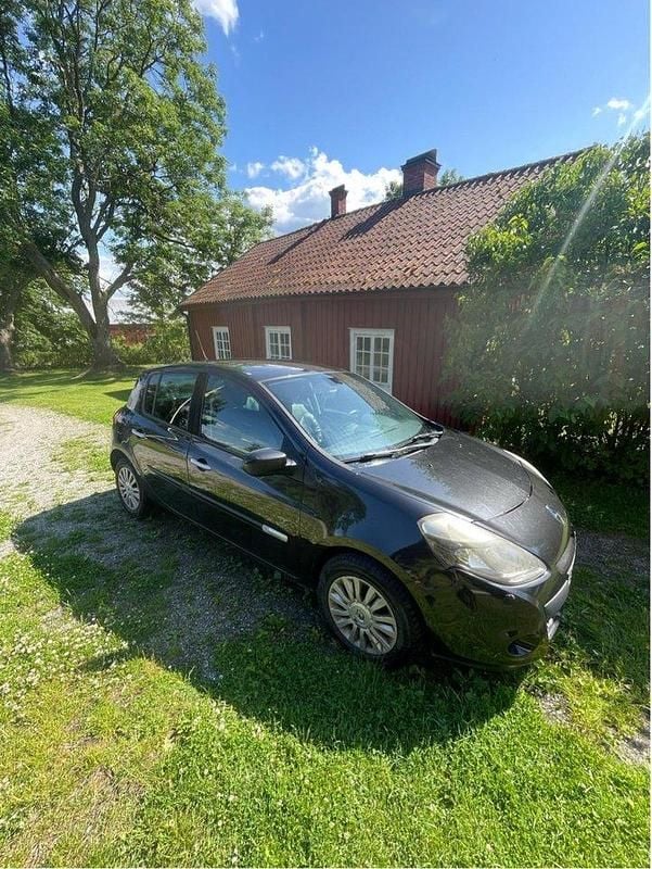 Svart Begagnad 2011 Renault Clio R.S. Halvkombi | 22 000 kr (Bra pris) - Bild 1/4