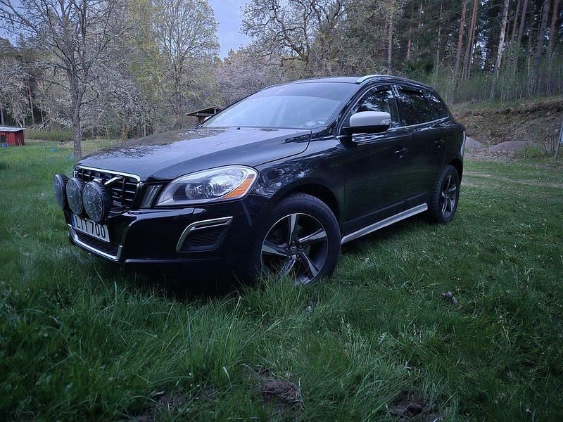 Svart Begagnad 2012 Volvo XC60 R-Design SUV | 95 000 kr (Superpris) - Bild 1/4