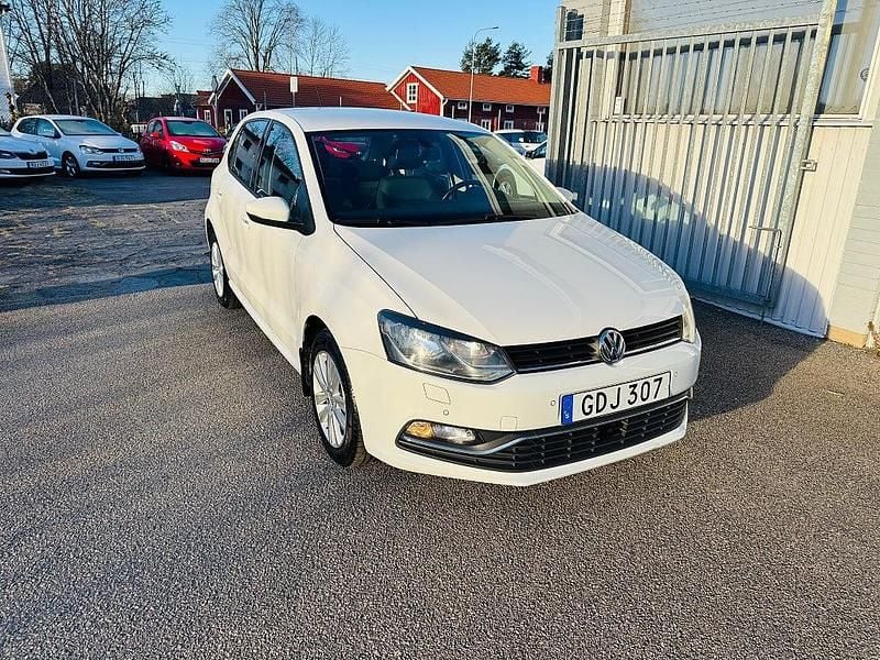 Vit Begagnad 2017 VW Polo Halvkombi | 109 900 kr - Bild 1/4