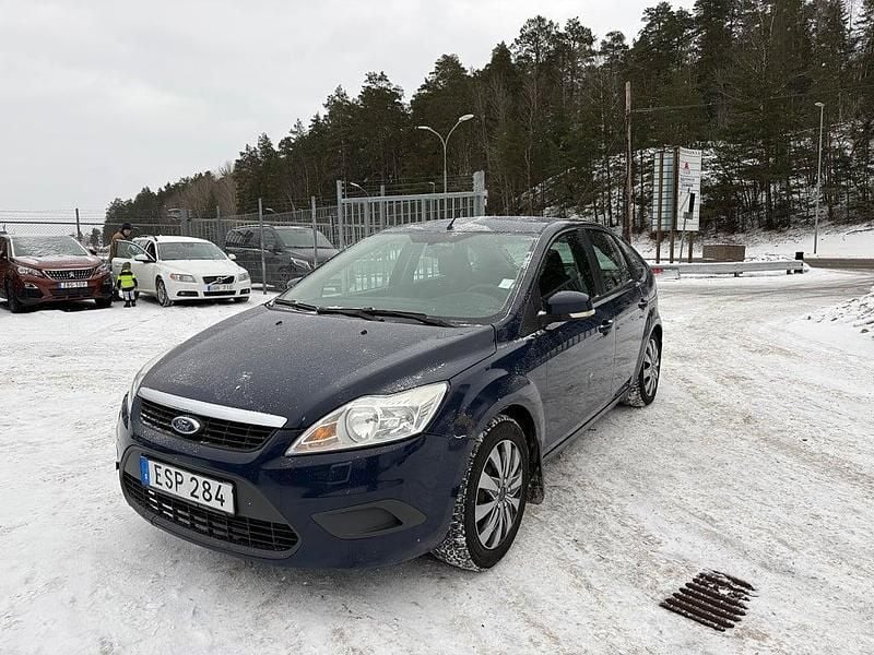 Blå Begagnad 2010 Ford Focus Halvkombi | 19 900 kr (Marknadspris) - Bild 1/4