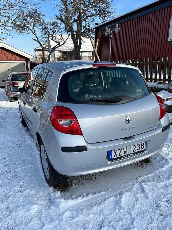 Begagnad Renault Clio R.S. 75 HK (55 kW) 2007 Halvkombi