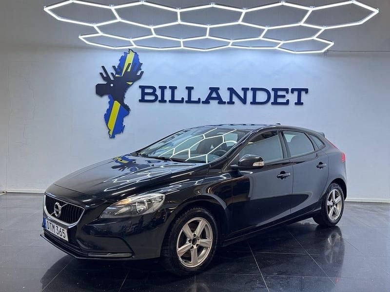 Svart Begagnad 2016 Volvo V40 Kinetic Halvkombi | 84 900 kr (Bra pris) - Bild 1/4