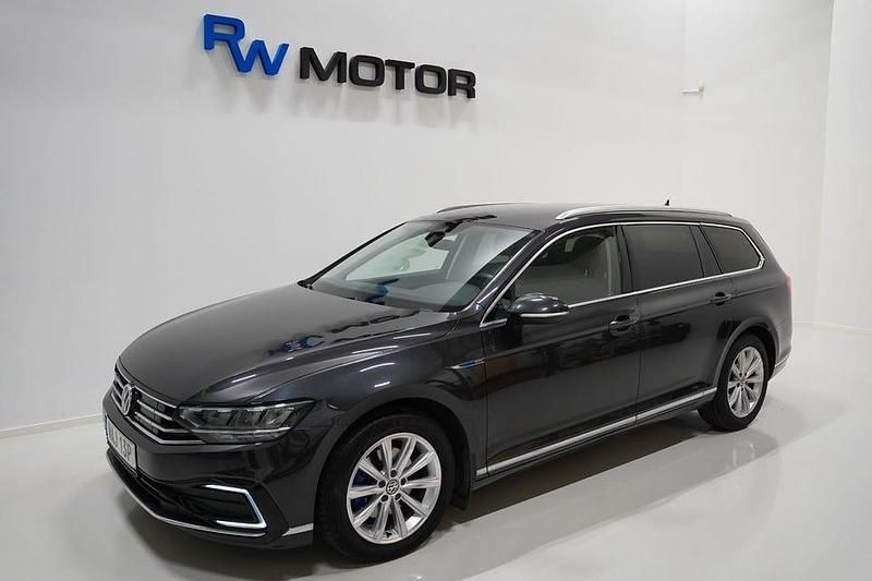 Mörkgrå Begagnad 2020 VW Passat GTE Kombi | 208 900 kr (Marknadspris) - Bild 1/4
