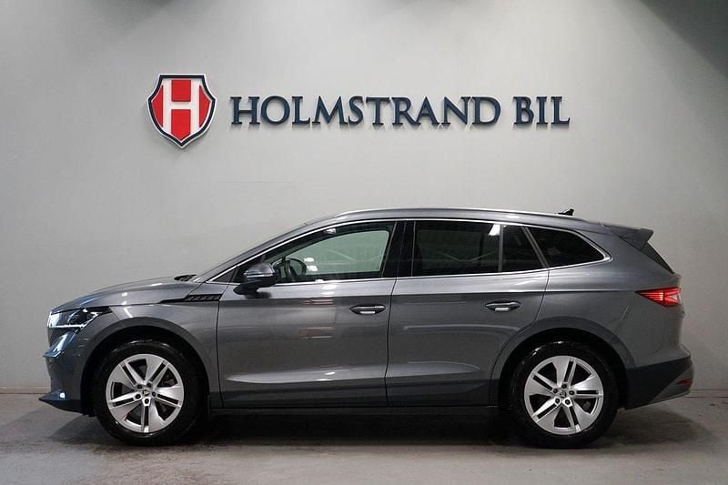 Grå Begagnad 2023 Skoda Enyaq iV SUV | 424 800 kr (Bra pris) - Bild 1/4