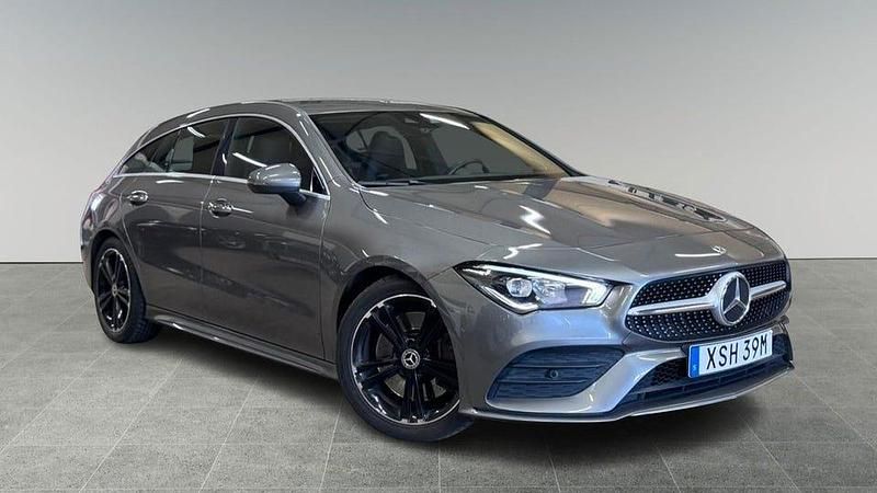 Mörkgrå (grå) Begagnad 2020 Mercedes CLA220 Shooting Brake AMG Kombi | 309 900 kr (Marknadspris) - Bild 1/4