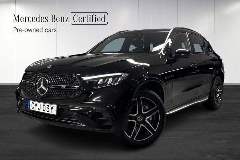 Svart metallic Begagnad 2024 Mercedes GLC300e AMG SUV | 679 900 kr (Bra pris) - Bild 1/4