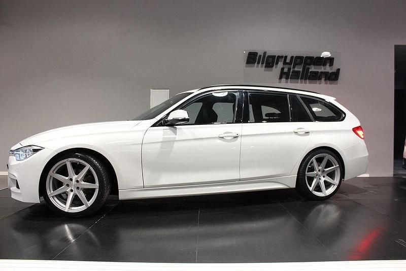 Vit (alpin vit ) Begagnad 2018 BMW 320 M Sport Kombi | 209 900 kr (Dyr) - Bild 1/4