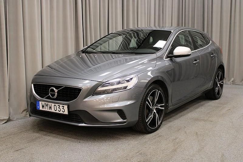 Grå Begagnad 2017 Volvo V40 R-Design Halvkombi | 179 900 kr (Marknadspris) - Bild 1/4