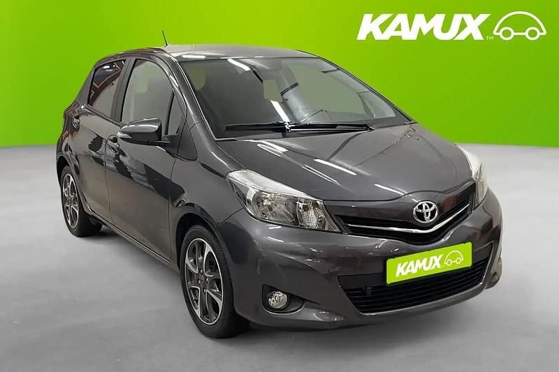 Silver/grå Begagnad 2014 Toyota Yaris Halvkombi | 114 900 kr (Marknadspris) - Bild 1/4