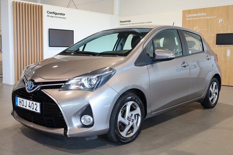 Brun Begagnad 2014 Toyota Yaris Hybrid Active Halvkombi | 129 900 kr (Marknadspris) - Bild 1/3