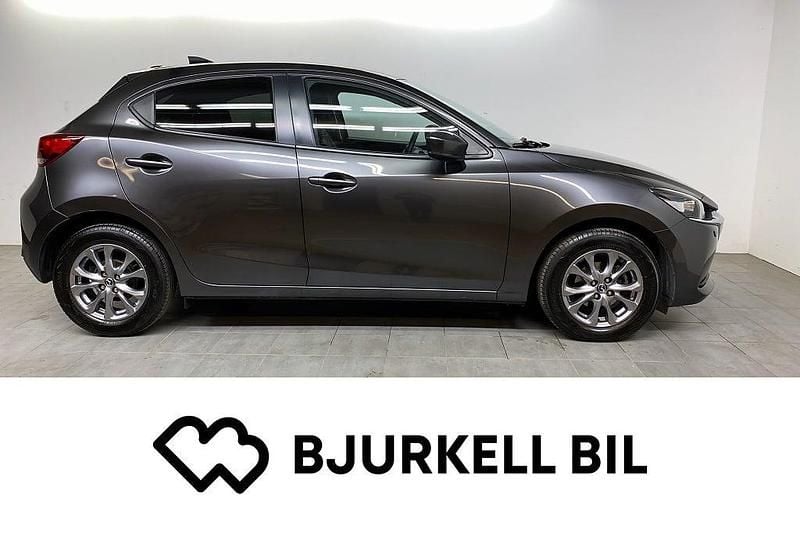 Grå Begagnad 2022 Mazda 2 | 174 900 kr (Marknadspris) - Bild 1/4