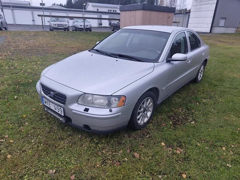 Grå Begagnad 2005 Volvo S60 Sedan | 12 000 kr (Superpris) - Bild 1/4