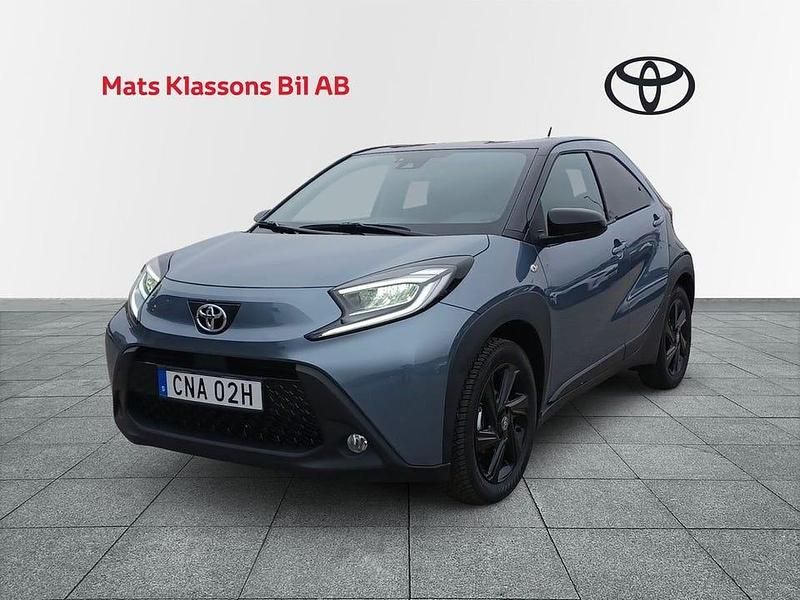 Grå Begagnad 2024 Toyota Aygo X Pulse SUV | 219 000 kr (Marknadspris) - Bild 1/4