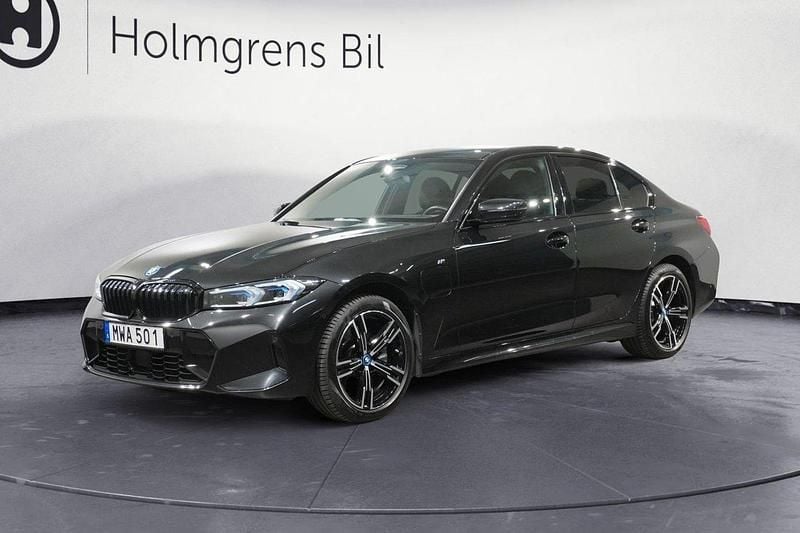 Svart Begagnad 2023 BMW 330e M Sport Sedan | 499 800 kr (Marknadspris) - Bild 1/4