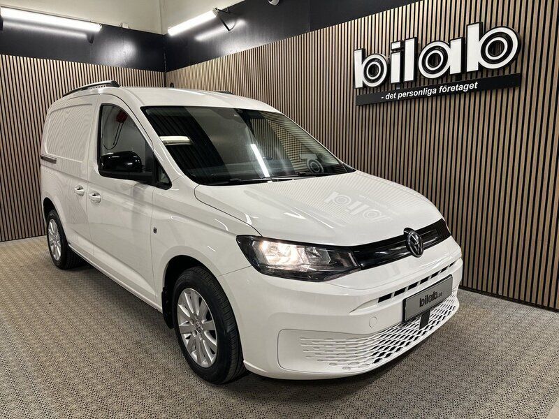 Vit Begagnad 2021 VW Caddy Minibuss | 185 000 kr (Marknadspris) - Bild 1/4