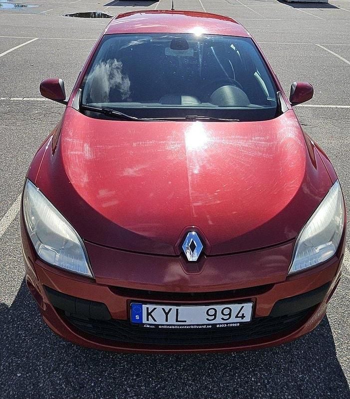 Röd Begagnad 2010 Renault Mégane III Halvkombi | 39 000 kr (Marknadspris) - Bild 1/4