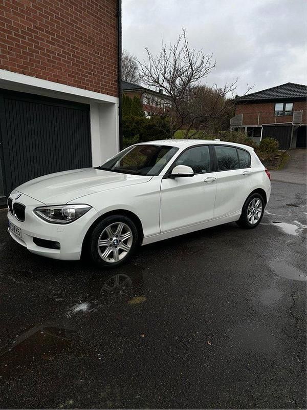 Vit Begagnad 2015 BMW 116 Halvkombi | 107 900 kr (Marknadspris) - Bild 1/4