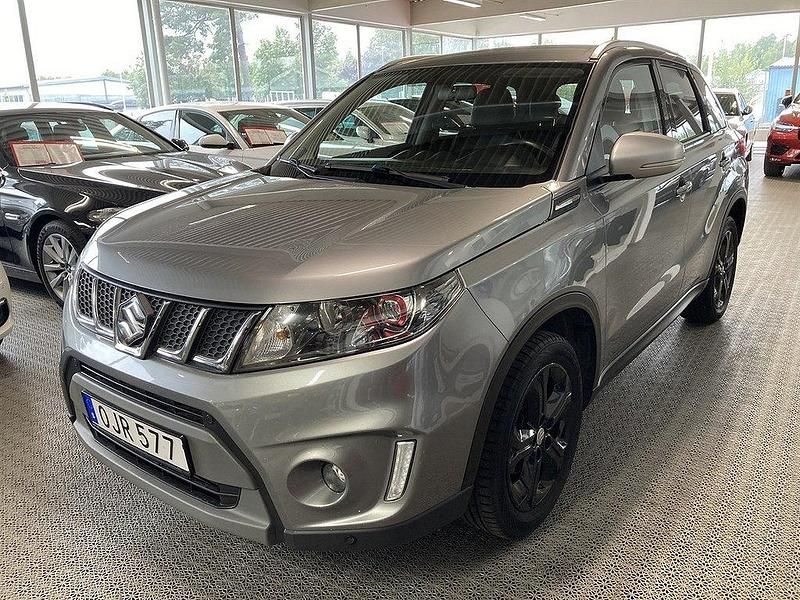 Mörkgrå (grå metallic) Begagnad 2016 Suzuki Vitara SUV | 129 900 kr (Marknadspris) - Bild 1/4