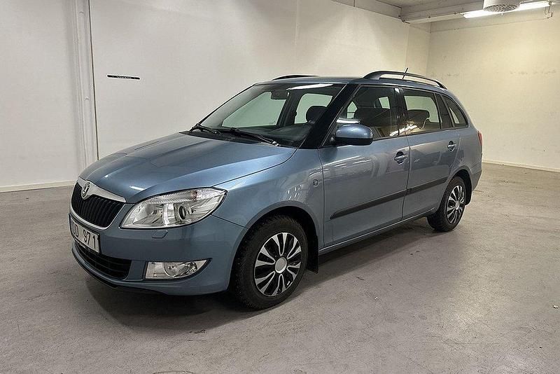 Grå Begagnad 2011 Skoda Fabia Halvkombi | 64 995 kr (Marknadspris) - Bild 1/2