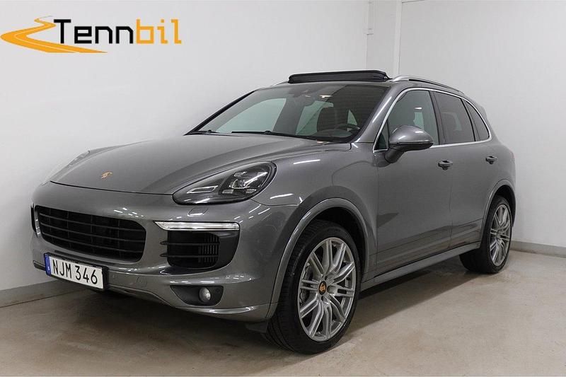 Mörkgrå (grå) Begagnad 2016 Porsche Cayenne S Chrono SUV | 379 900 kr (Bra pris) - Bild 1/4
