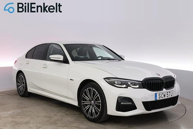Vit Begagnad 2022 BMW 330e M Sport Sedan | 338 900 kr (Bra pris) - Bild 1/4