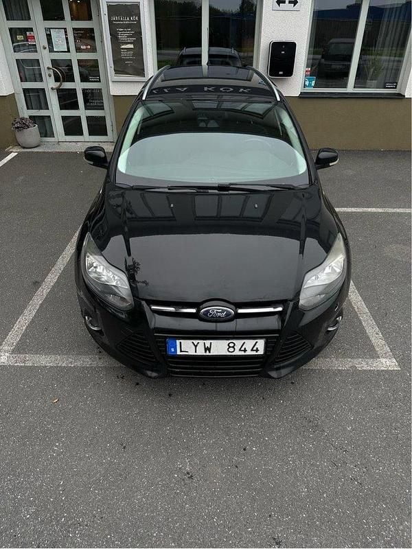 Svart Begagnad 2012 Ford Focus Titanium Kombi | 33 000 kr - Bild 1/4