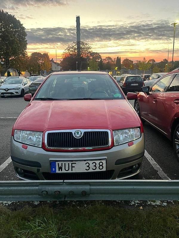 Röd Begagnad 2005 Skoda Fabia Halvkombi | 37 000 kr (Dyr) - Bild 1/2