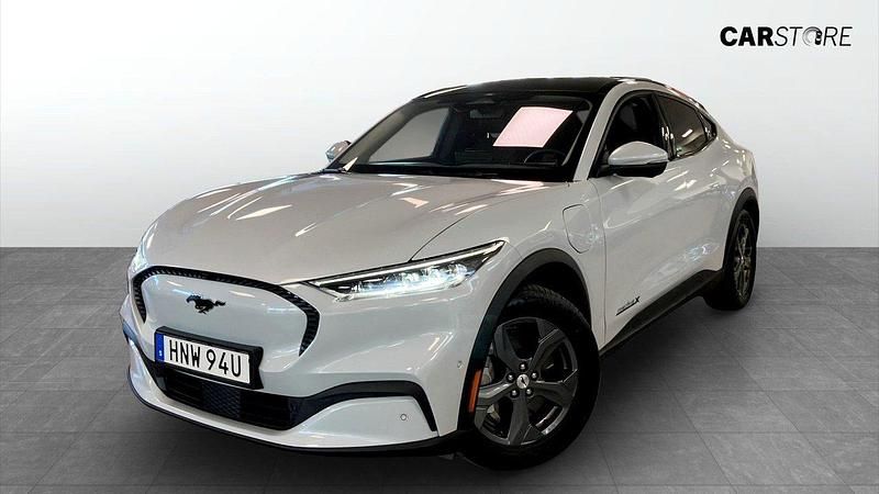 Vit (white) Begagnad 2022 Ford Mustang Mach-E SUV | 394 900 kr (Marknadspris) - Bild 1/4