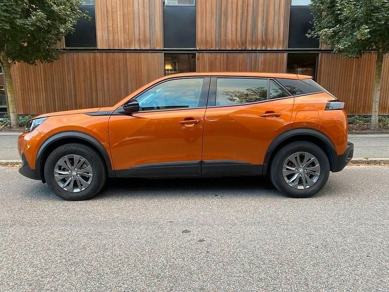 Orange Begagnad 2022 Peugeot e-2008 SUV | 185 699 kr (Marknadspris) - Bild 1/4