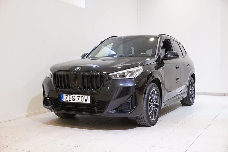 Safirsvart metallic Begagnad 2023 BMW X1 Shadowline SUV | 429 900 kr (Dyr) - Bild 1/4