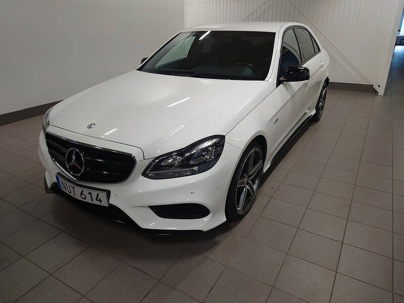 Vit (polarvit) Begagnad 2015 Mercedes E220 AMG Sedan | 259 900 kr (Dyr) - Bild 1/4