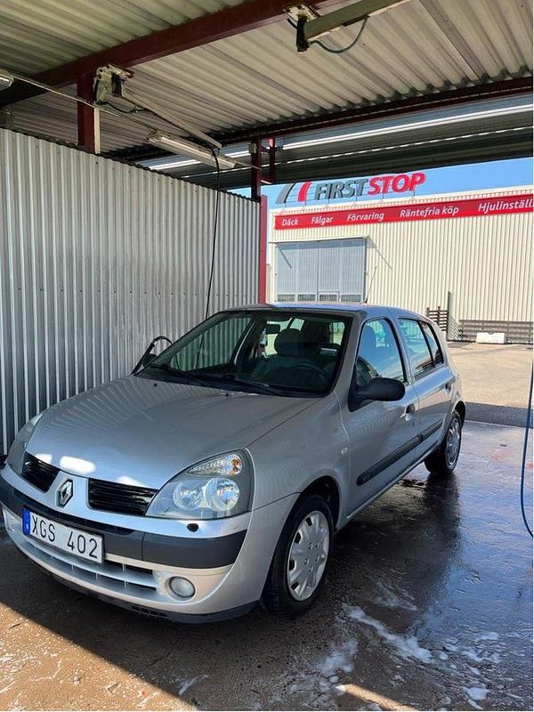 Silver Begagnad 2006 Renault Clio R.S. Authentique Halvkombi | 29 000 kr (Marknadspris) - Bild 1/4