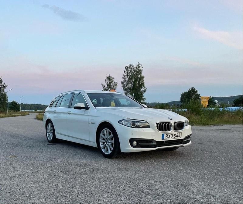 Vit Begagnad 2017 BMW 520 Sport Line Kombi | 159 000 kr (Bra pris) - Bild 1/4