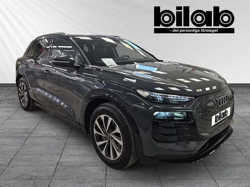 Grå Begagnad 2024 Audi Q6 e-tron Performance SUV | 729 000 kr (Superpris) - Bild 1/4