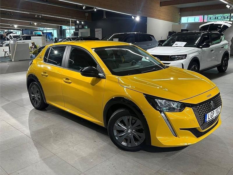 Gul Begagnad 2022 Peugeot e-208 Active Halvkombi | 189 900 kr (Marknadspris) - Bild 1/4