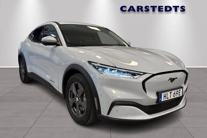 Vit Begagnad 2022 Ford Mustang Mach-E Standard Range SUV | 399 600 kr (Marknadspris) - Bild 1/4