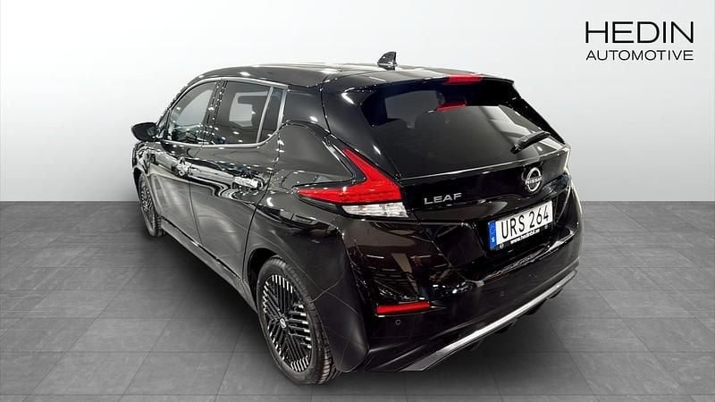 Begagnad Nissan Leaf N-Connecta 110 kW (150 HK) 2023 Svart metallic Halvkombi