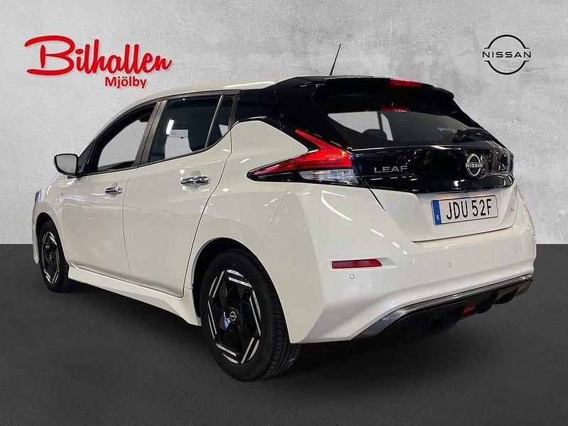 Begagnad Nissan Leaf Acenta 110 kW (150 HK) 2022 Vit Halvkombi