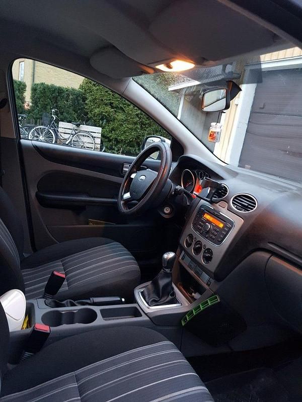 Grå Begagnad 2011 Ford Focus Trend Kombi | 32 000 kr (Marknadspris) - Bild 1/4