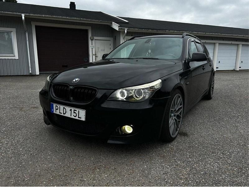 Svart Begagnad 2009 BMW 520 M Sport Kombi | 49 900 kr (Marknadspris) - Bild 1/4