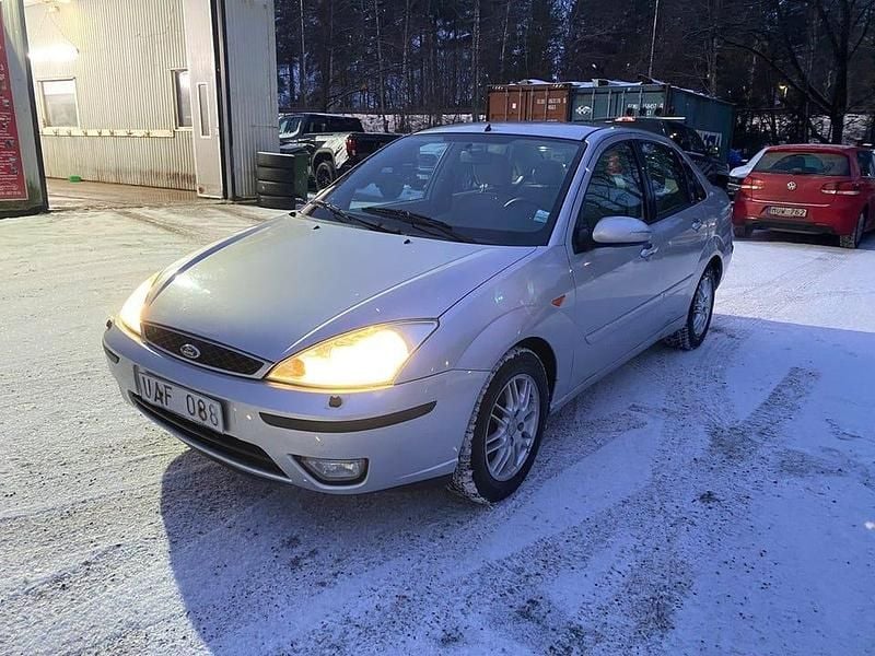 Begagnad Ford Focus Ghia 101 HK (74 kW) 2003 Silver Sedan