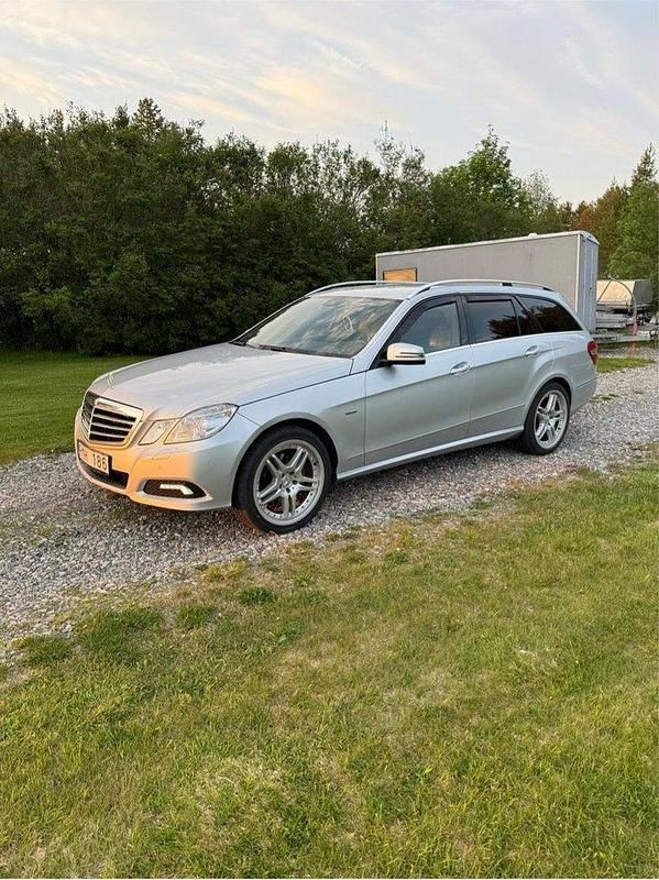 Silver Begagnad 2010 Mercedes E350 Avantgarde Kombi | 90 000 kr (Dyr) - Bild 1/4