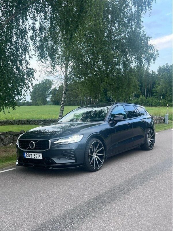 Grå Begagnad 2020 Volvo V60 R-Design Kombi | 369 000 kr (Marknadspris) - Bild 1/4