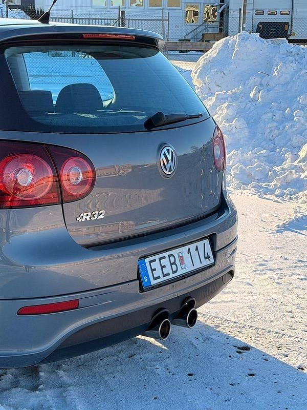 Begagnad VW Golf IV R 250 HK (183 kW) 2006 Halvkombi